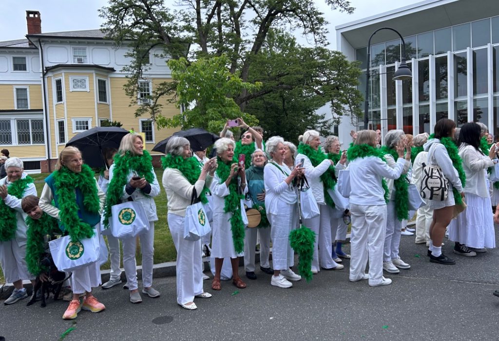 Lini9ng up for Ivy Day parade May 2023